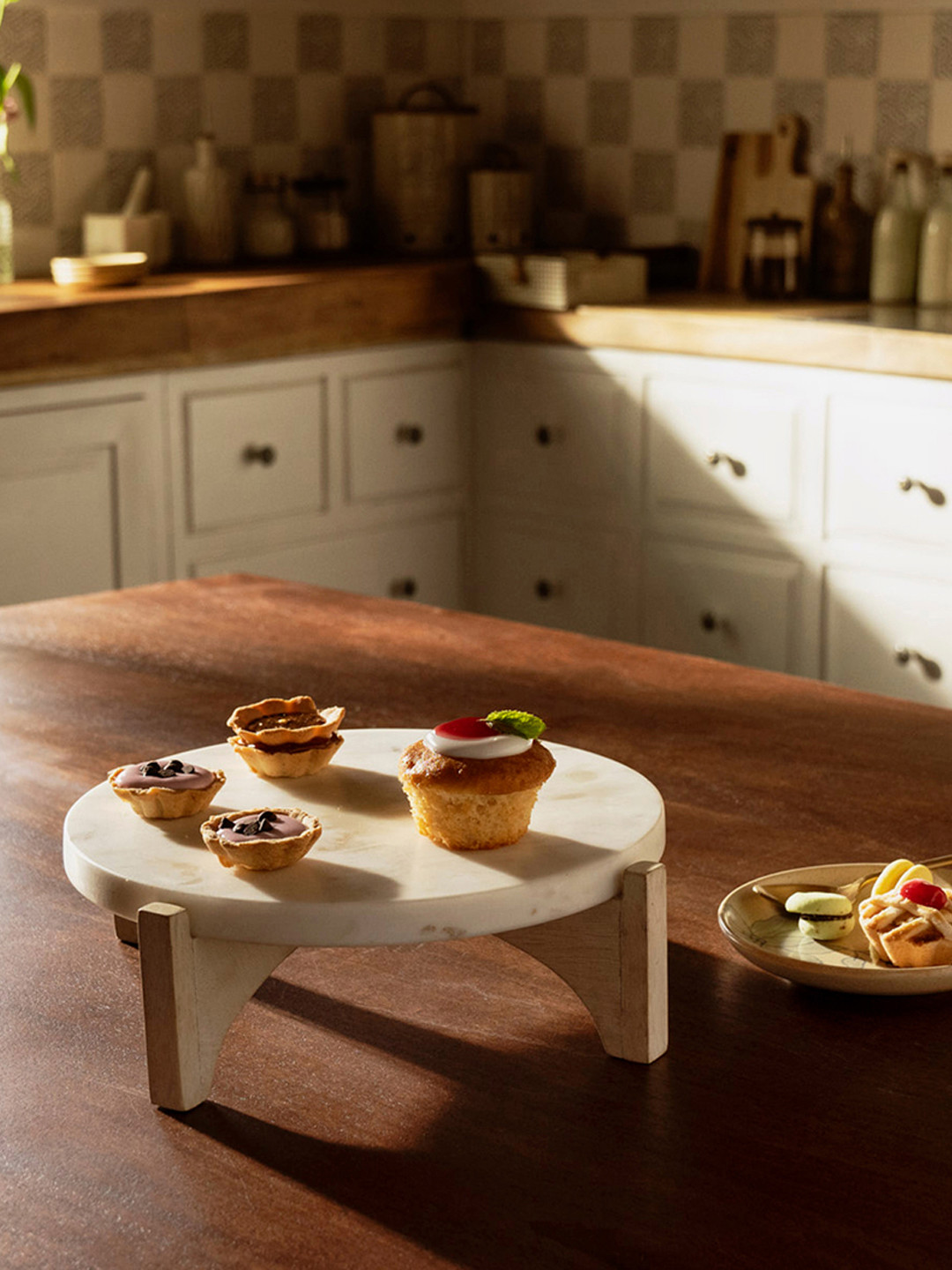 

ellementry White & Beige Marble Cake Stand With Wooden Base