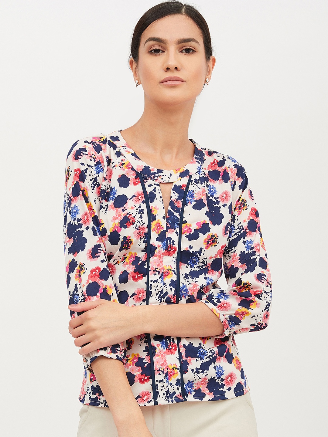 

Harpa Women Off-White & Blue Printed Top