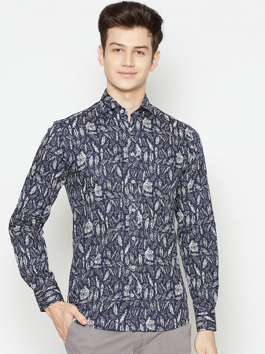 

Bruun & Stengade Men Navy Blue & White Slim Fit Floral Printed Casual Shirt