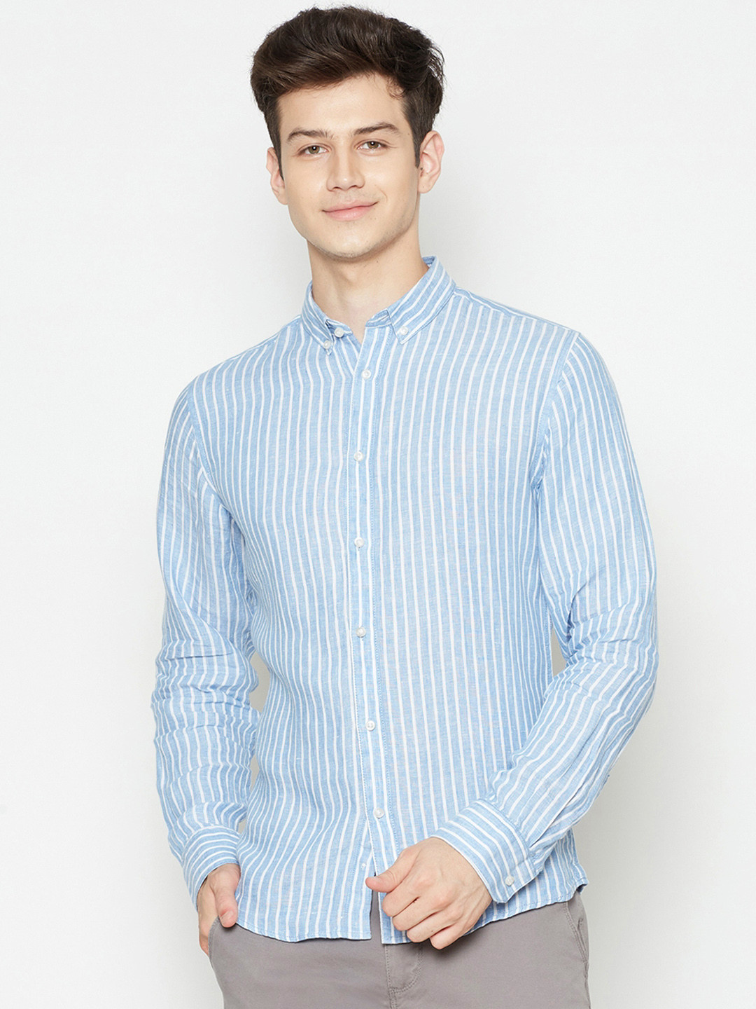 

Bruun & Stengade Men Blue & White Slim Fit Linen Striped Casual Shirt
