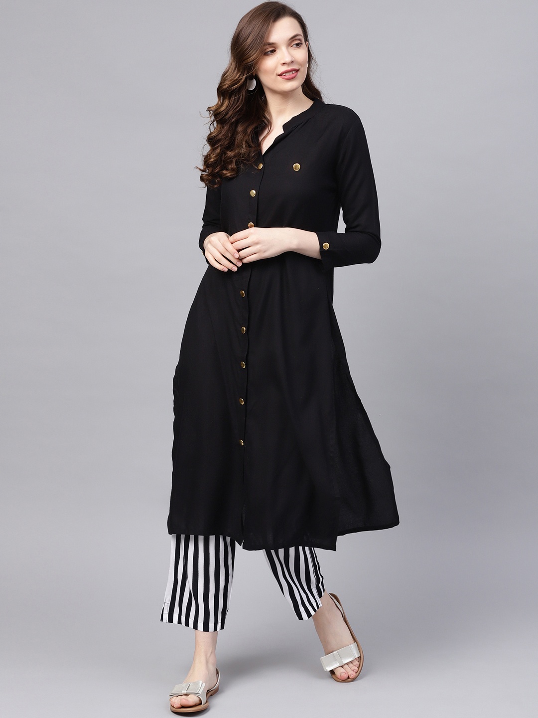 

Ishin Women Black Solid Straight Kurta