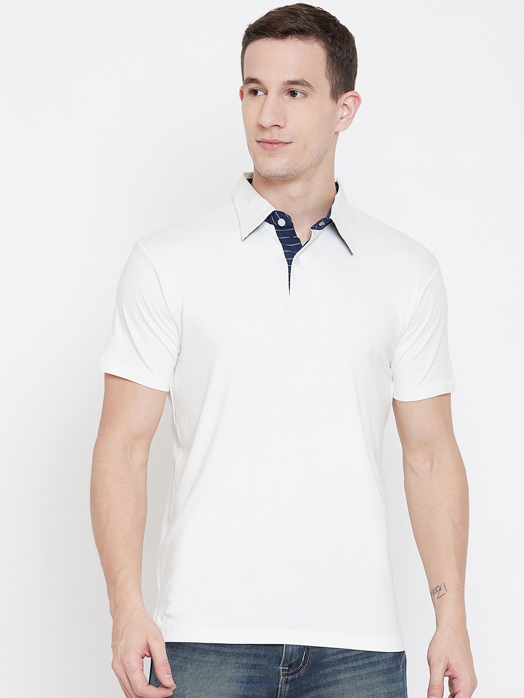 

armure Men White Solid Polo Collar T-shirt