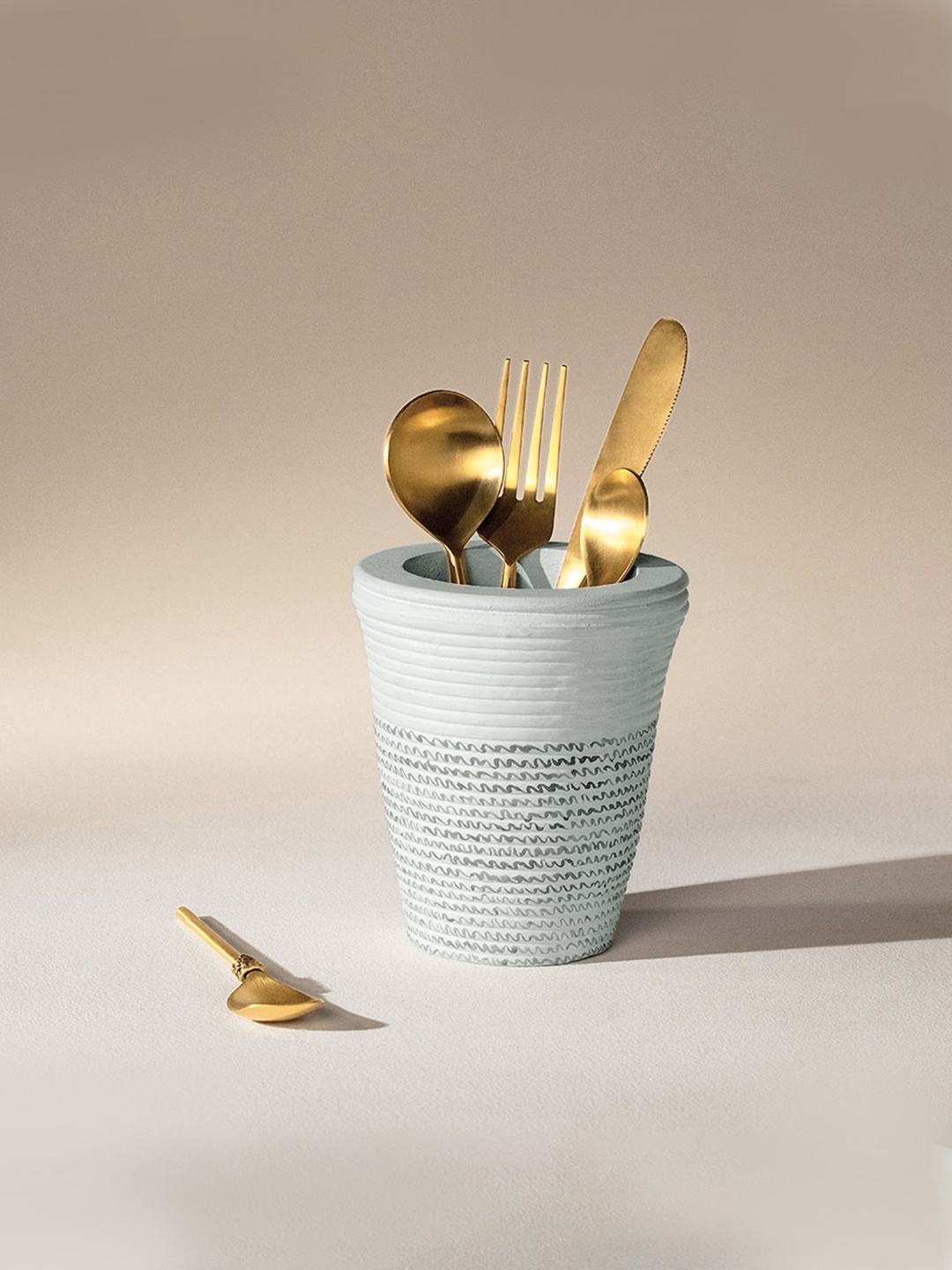 

ellementry Off White & Grey Textured Ripple Paper Mache Cutlery Holder
