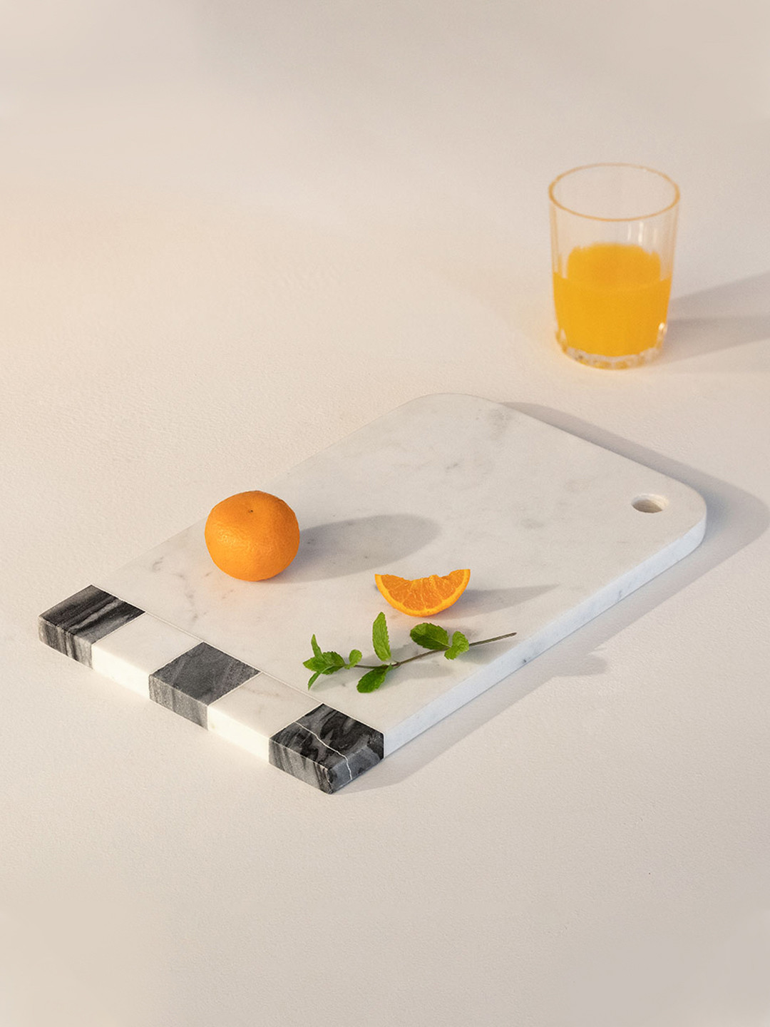 

ellementry White & Black Solid Marble Lithe Chopping Board