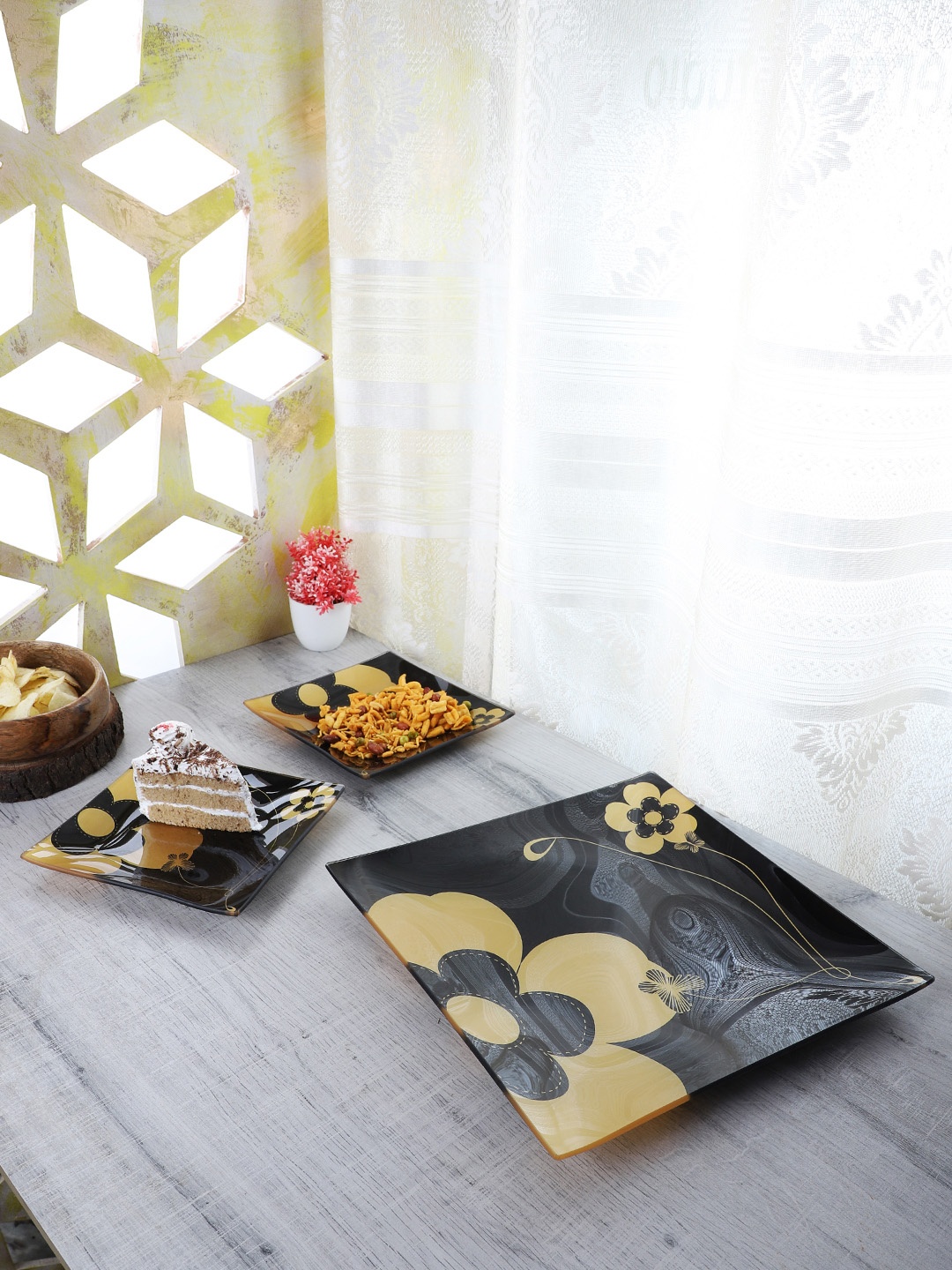 ceradeco Black & Gold-Toned 7-Pieces Printed Glass Plates Set