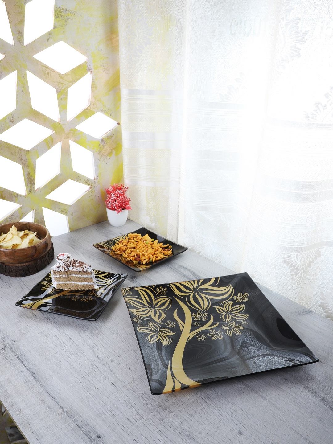 

ceradeco Set Of 7 Black & Gold-Toned Printed Small Plates With Serving Plate