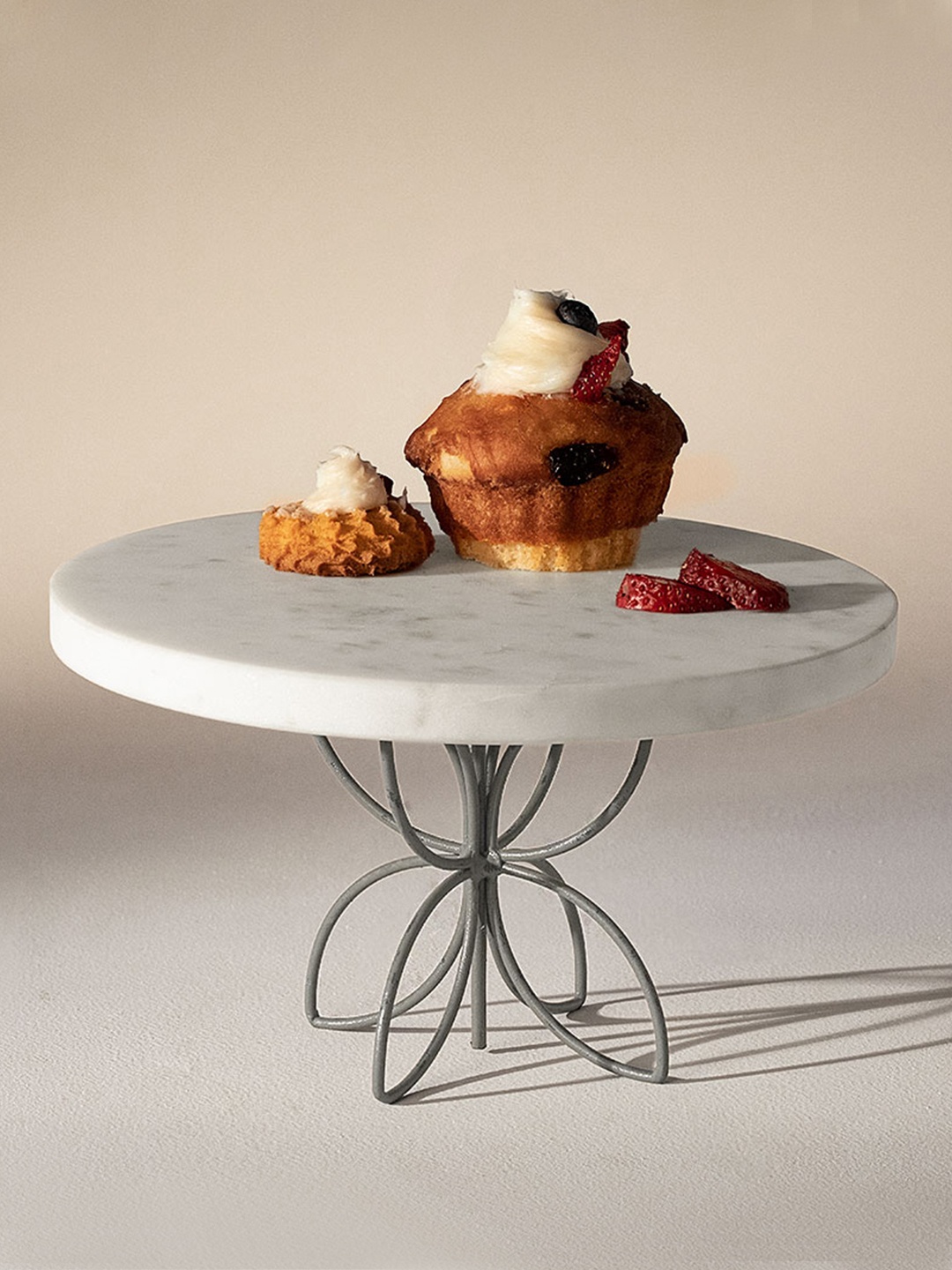

ellementry White & Silver-Toned Solid Marble Cakestand