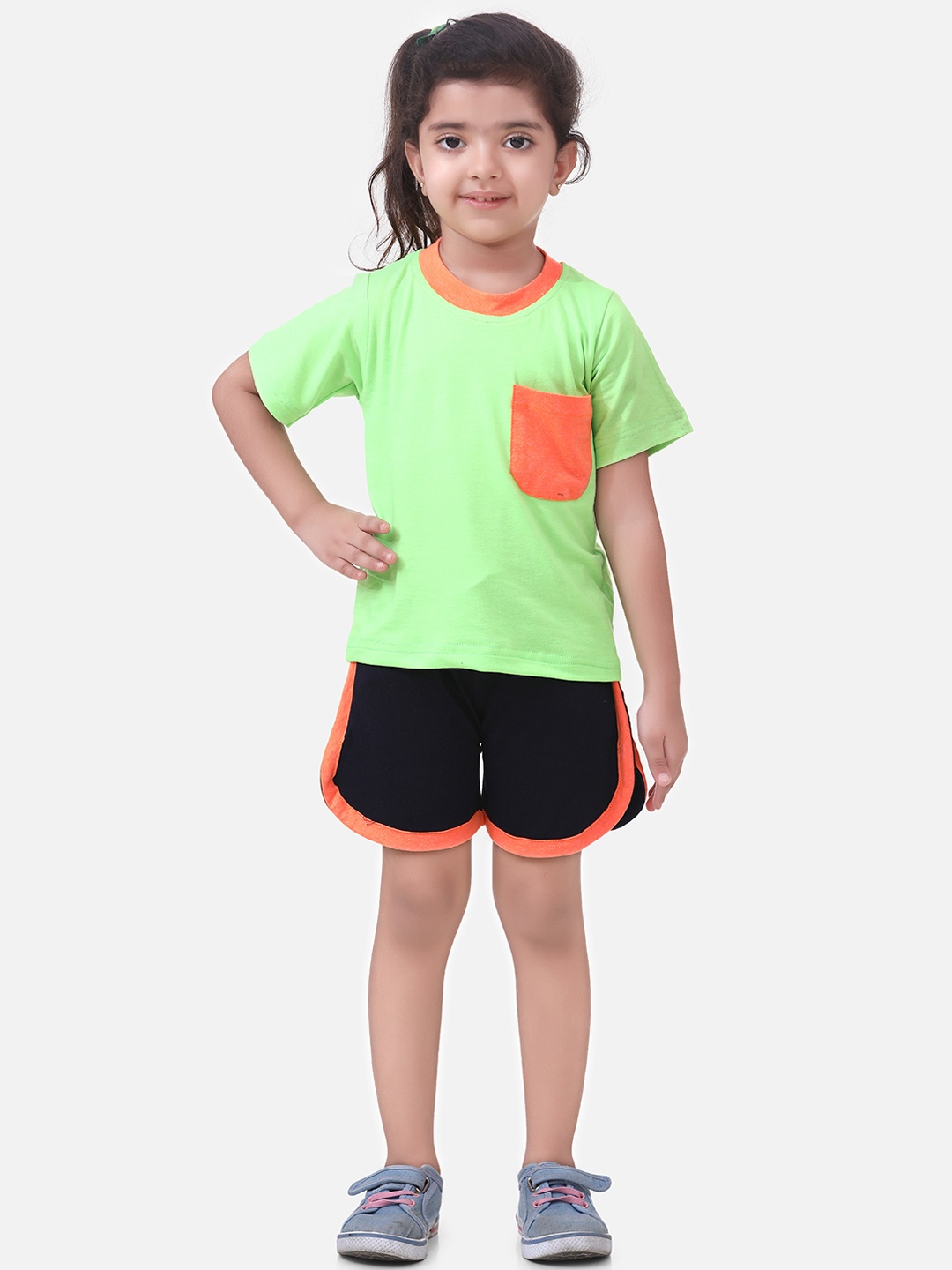 

LilPicks Girls Green & Navy Blue Colourblocked T-shirt with Shorts