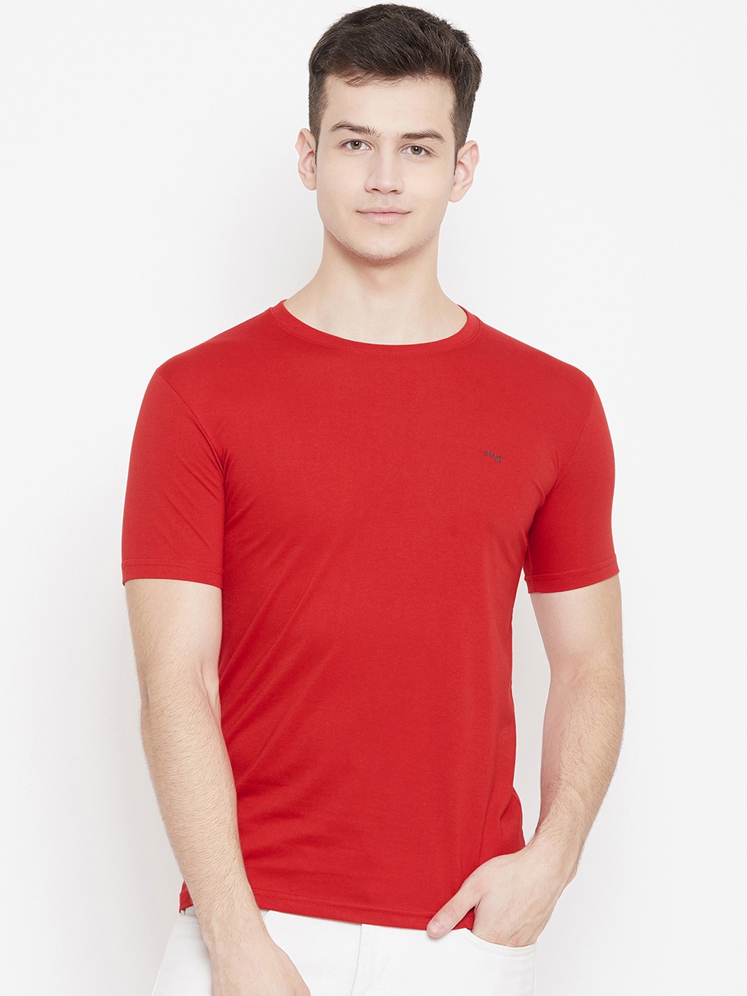 

Okane Men Red Solid Round Neck T-shirt