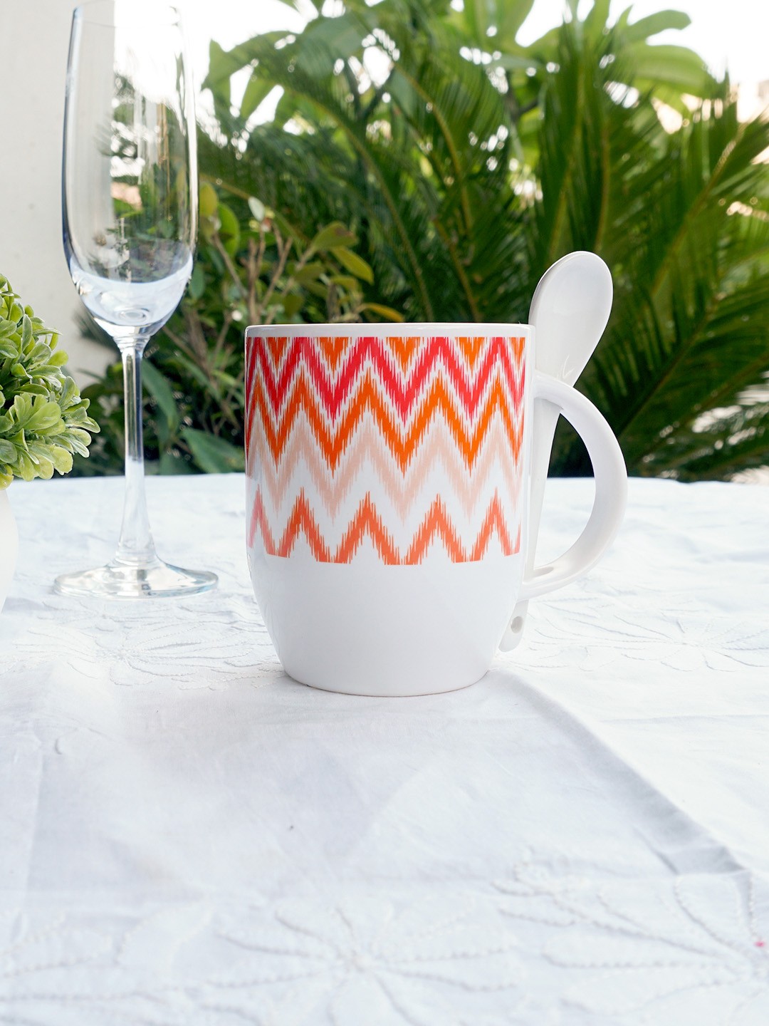 

KOLOROBIA White & Red Dazzling Ikat Print Spoon Mug