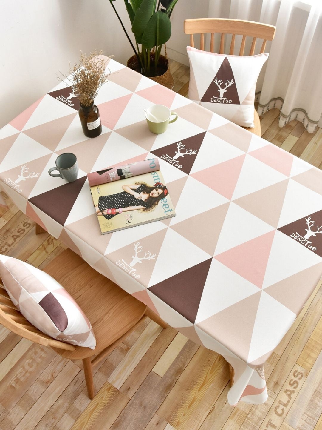 

MODERN HOMES Pink & White Geometric Printed Rectangular Table Cover