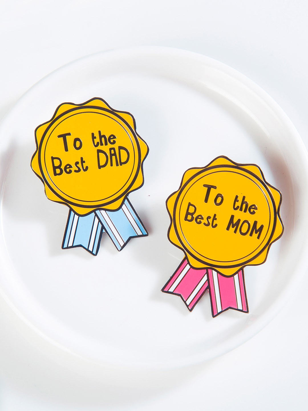 

Bigsmall Set of 2 Yellow & Pink Best Dad & Best Mom Lapel Pins