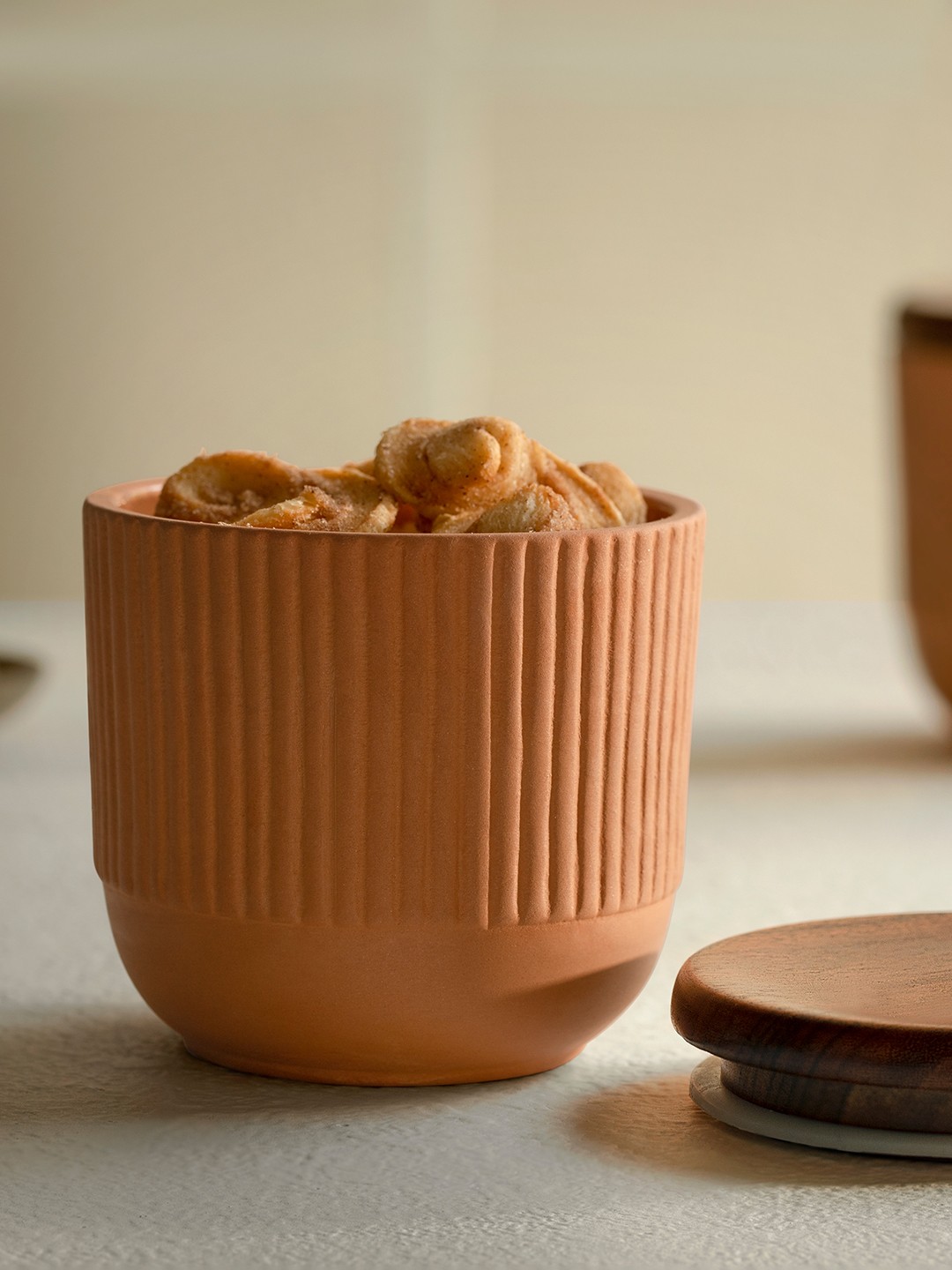 

ellementry Brown Textured Sienna Terracotta Jar With Wooden Lid