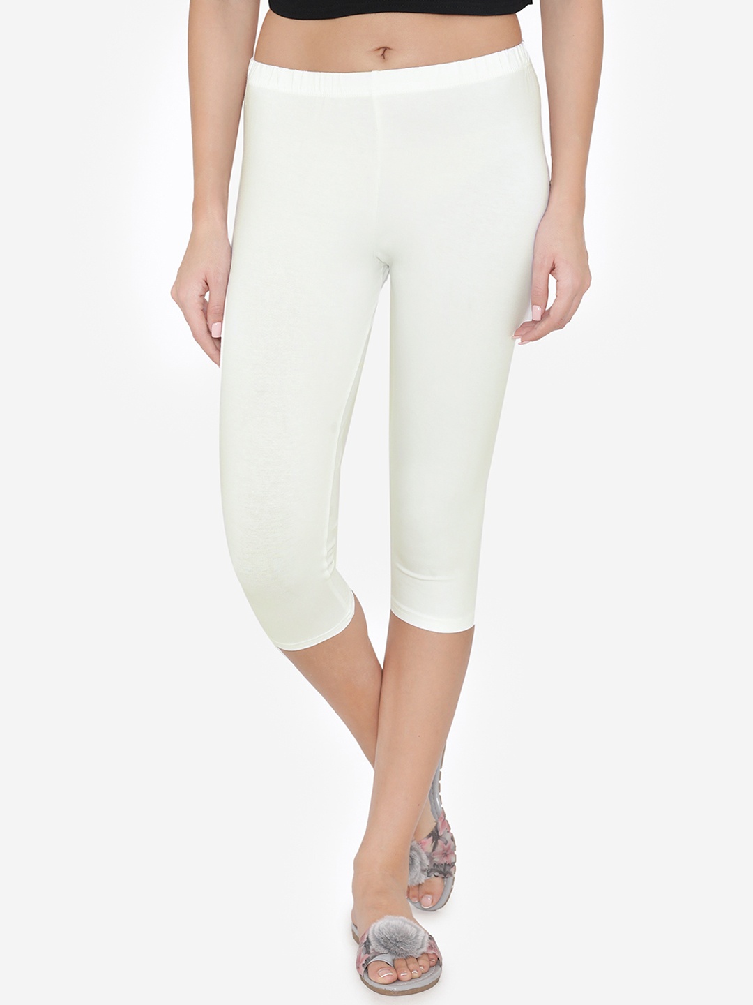 Vami Women Off White Solid Capri Leggings