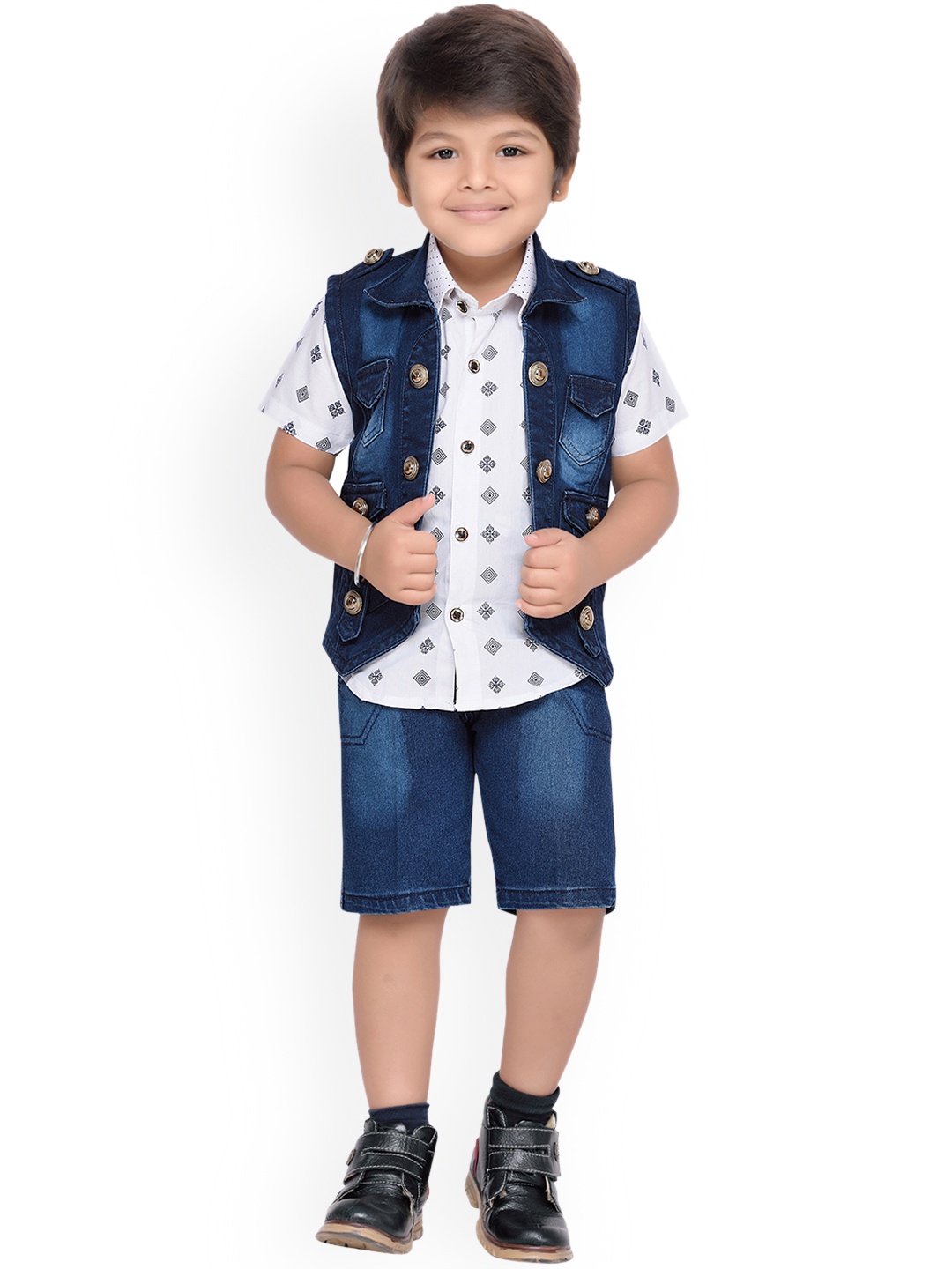 

Aj DEZInES Boys Blue & White Printed Shirt With Shorts & Waistcoat