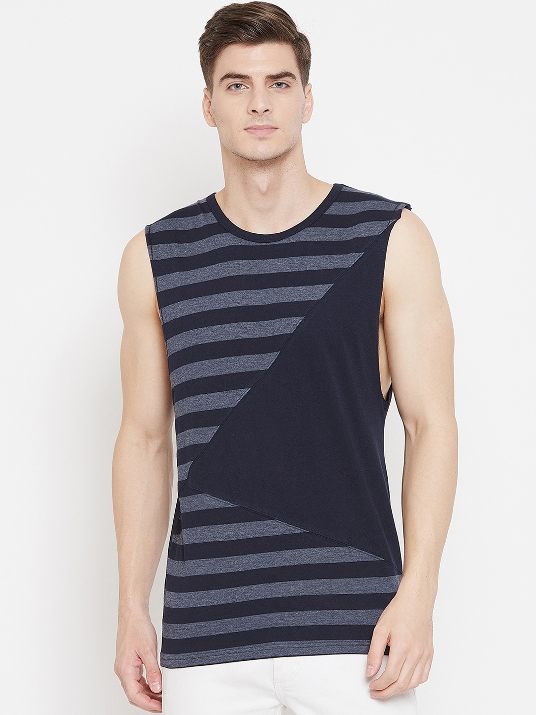 

Hypernation Men Navy Blue Striped Round Neck T-shirt