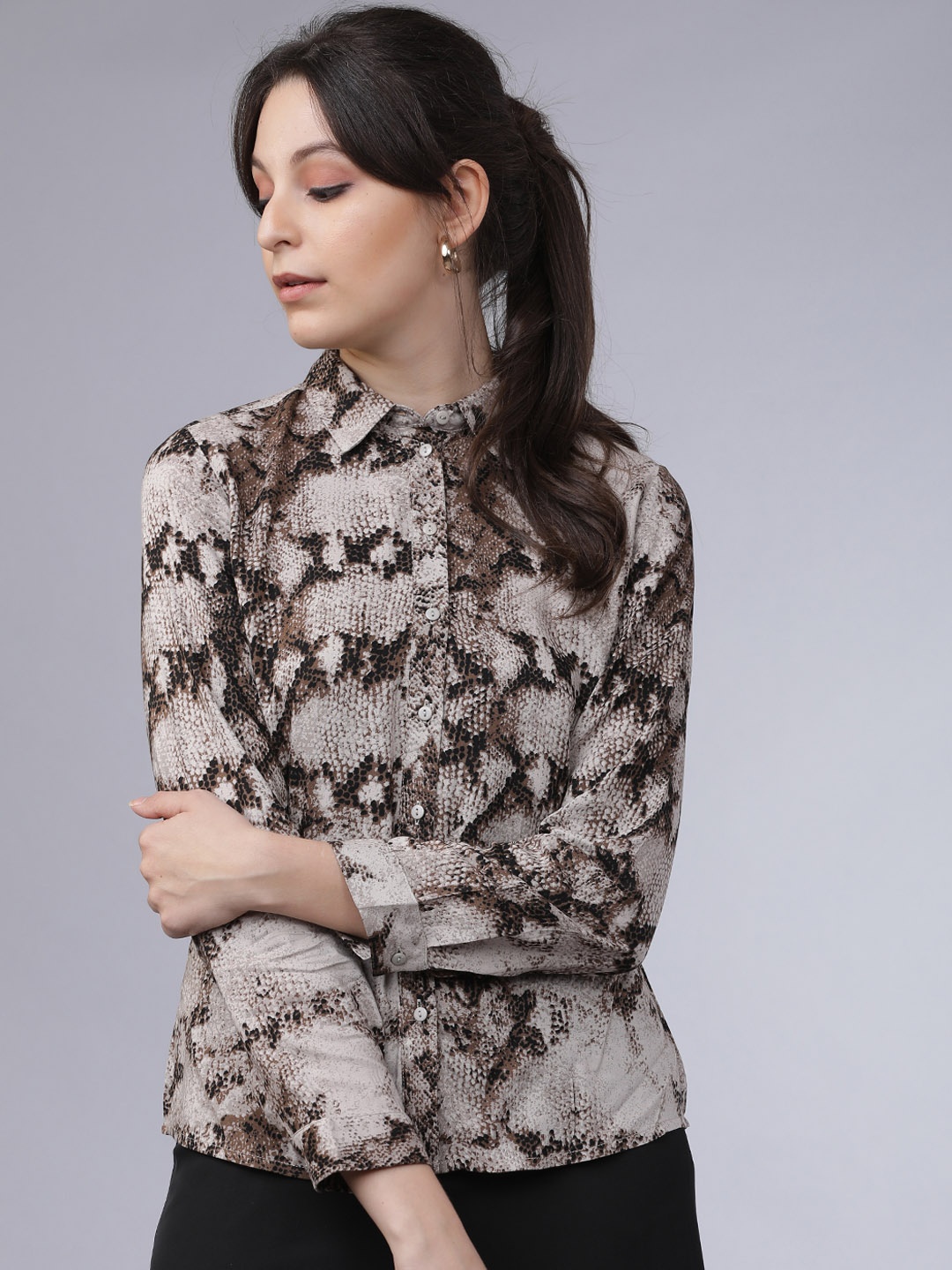 

Tokyo Talkies Women Brown & Off-White Regular Fit Printed Casual Shirt