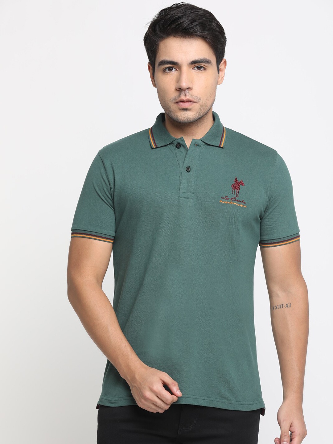 

Masculino Latino Men Green Solid Polo Collar T-shirt