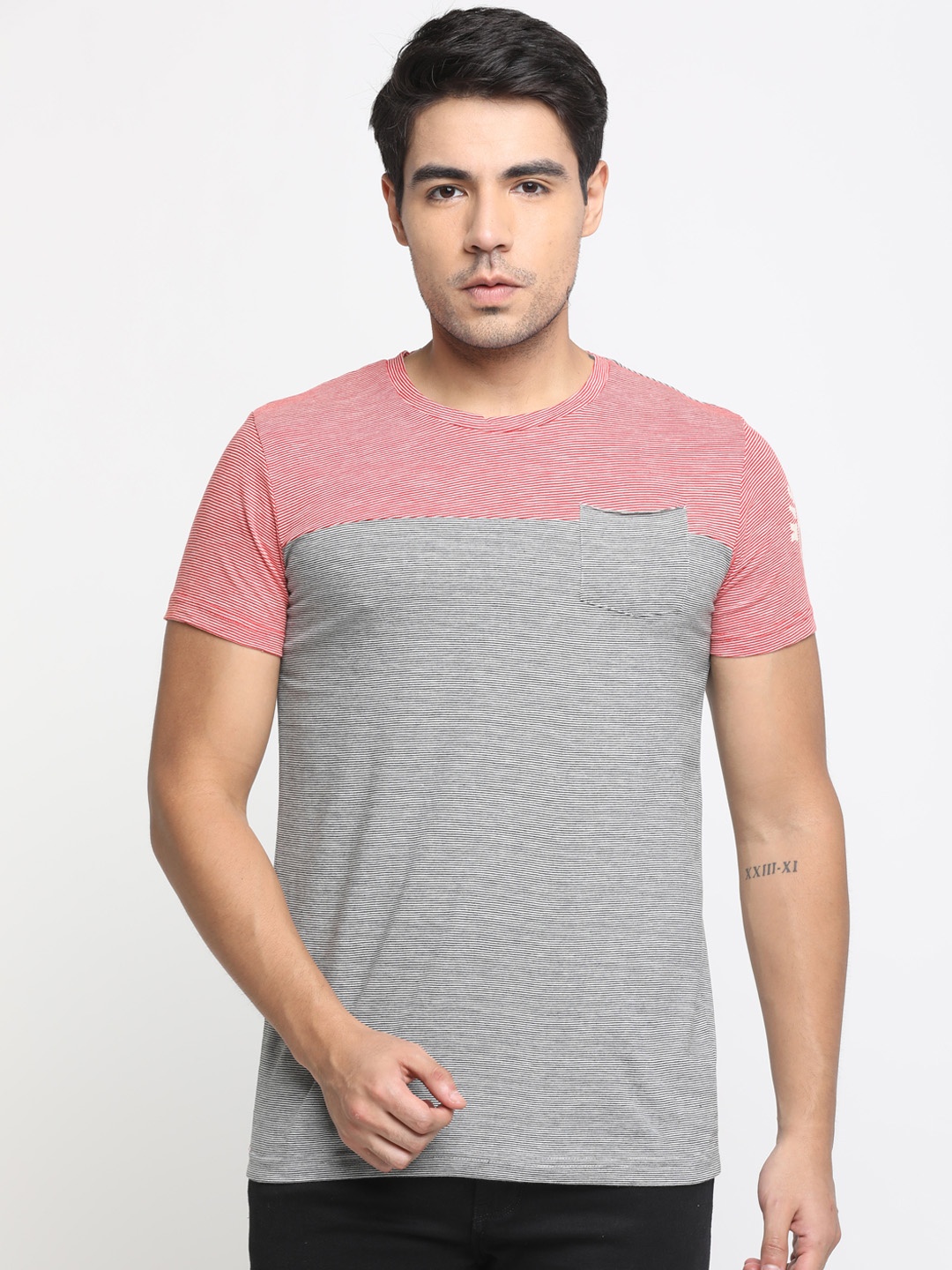 

Masculino Latino Men Grey & Pink Colourblocked Round Neck T-shirt