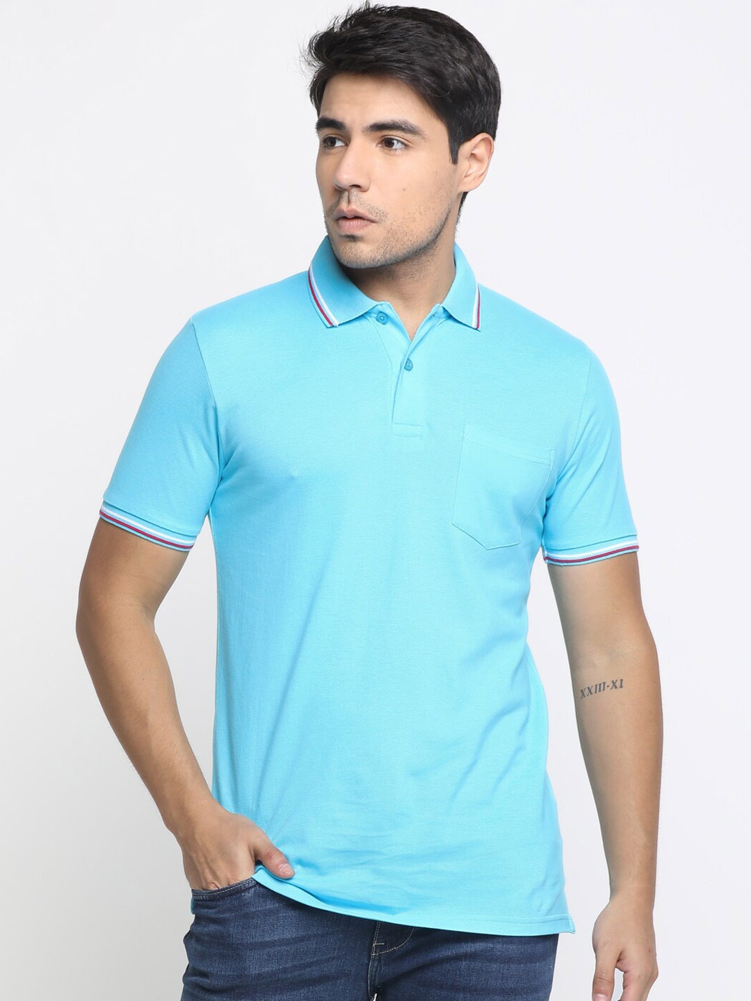

Masculino Latino Men Aqua Blue Solid Polo Collar T-shirt