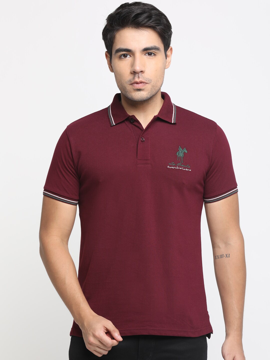 

Masculino Latino Men Maroon Solid Polo Collar T-shirt