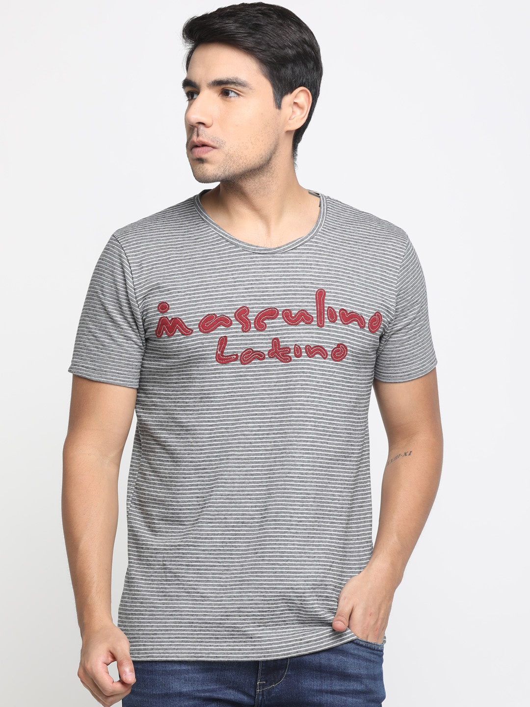 

Masculino Latino Men Grey & White Striped Round Neck T-shirt