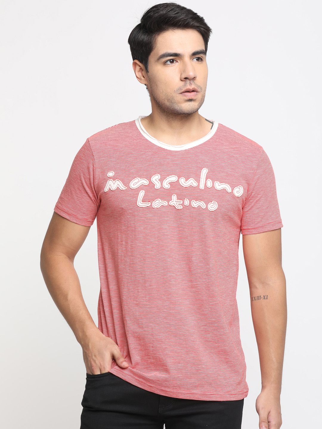 

Masculino Latino Men Coral Red & white Striped Round Neck T-shirt