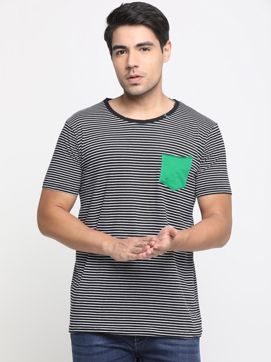

Masculino Latino Men Black & White Striped Round Neck T-shirt