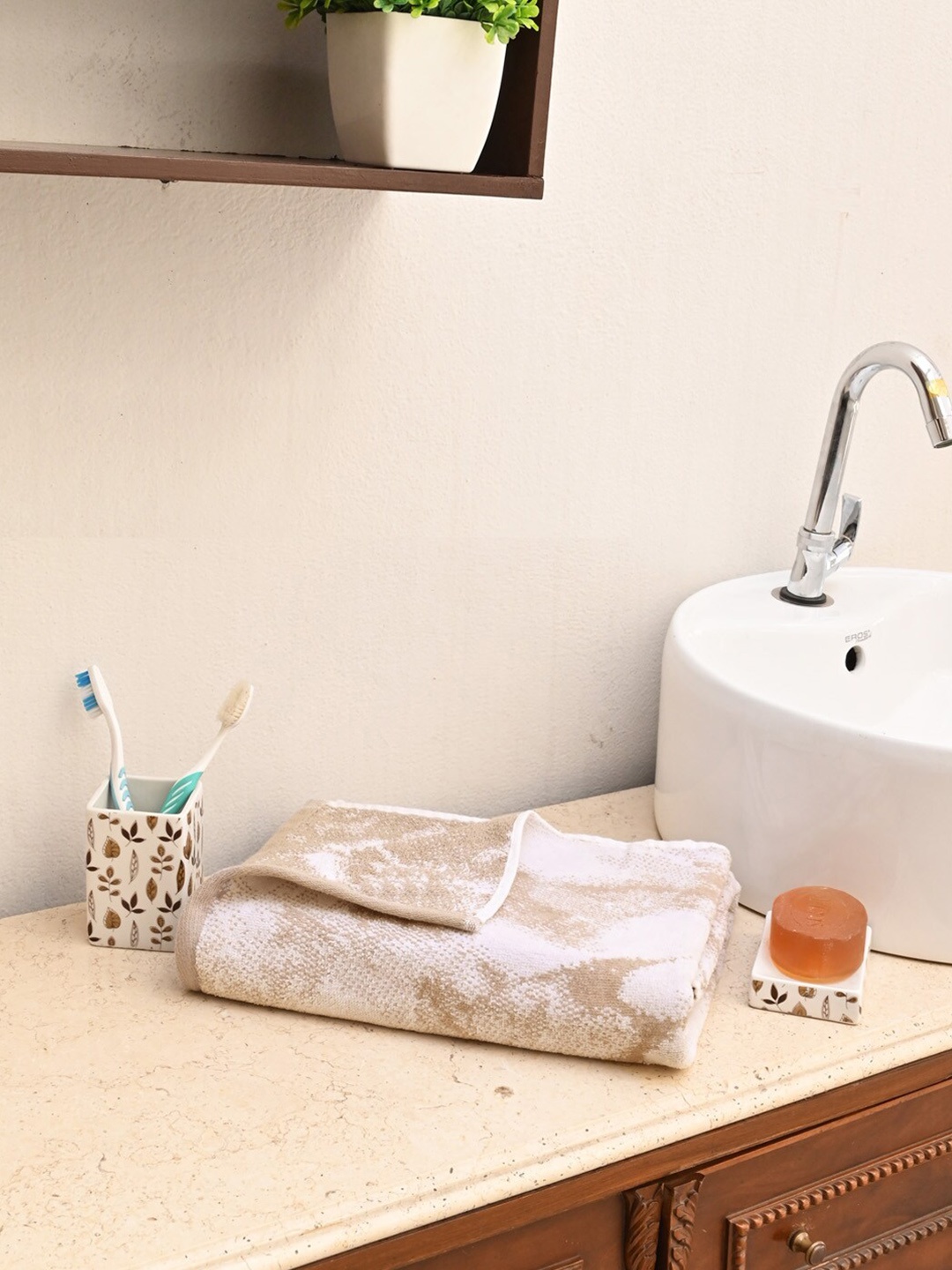 

AVI Living Unisex Beige & White Printed 450 GSM Bath Towel