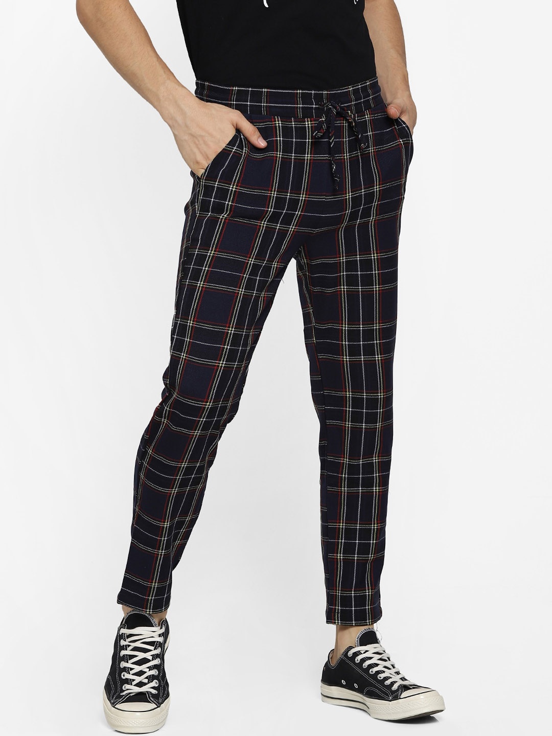 

FOREVER 21 Men Navy Blue & Red Regular Fit Checked Regular Trousers