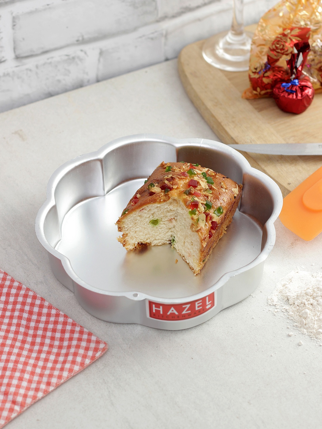 

HAZEL Silver-Toned Aluminium Flower-Shape Cake Mould