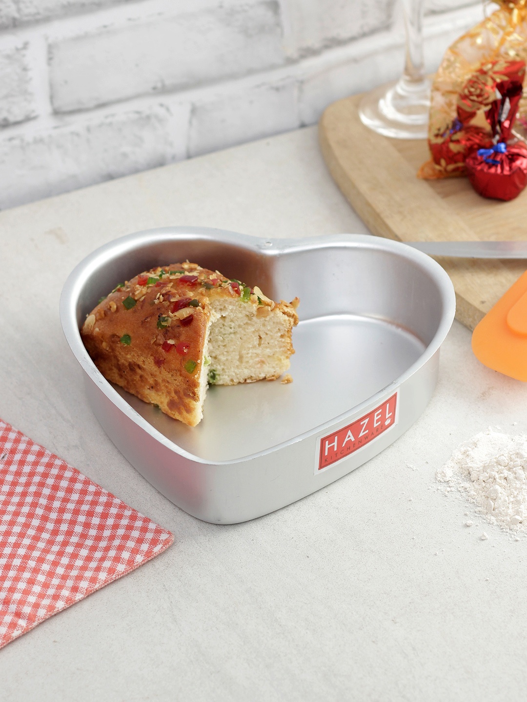 

HAZEL Silver-Toned Solid Aluminium Heart-Shape Cake Mould
