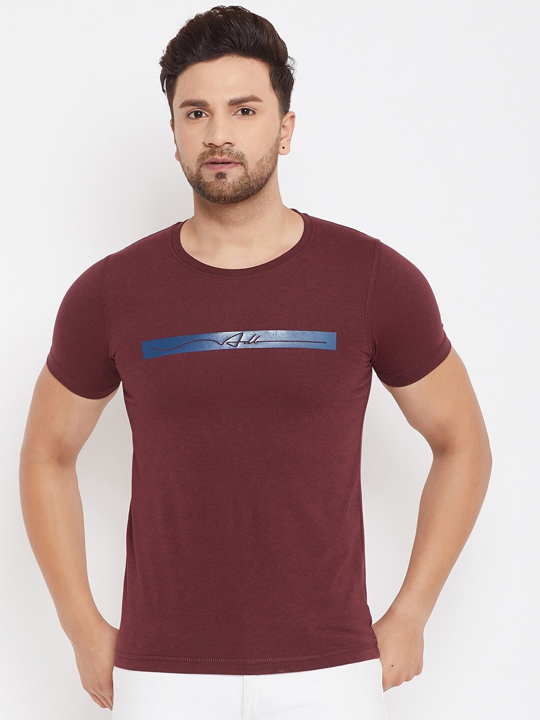 

Adobe Men Maroon Solid Round Neck T-shirt