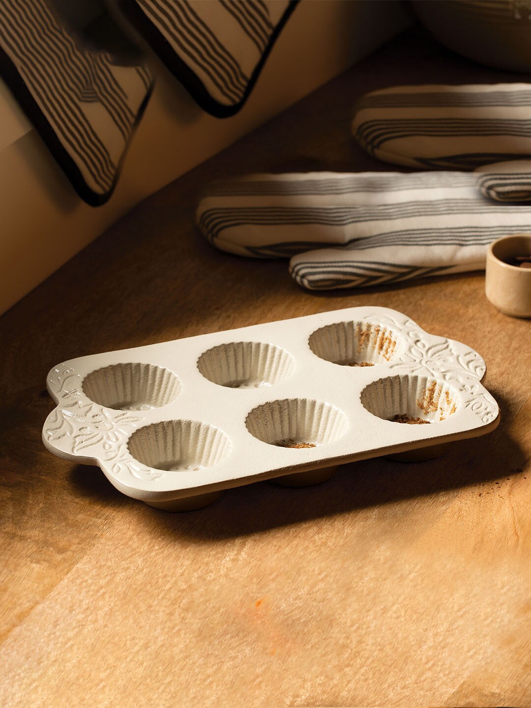 

ellementry Off-White Upper Crust Metal Egg Shell Muffin Tray