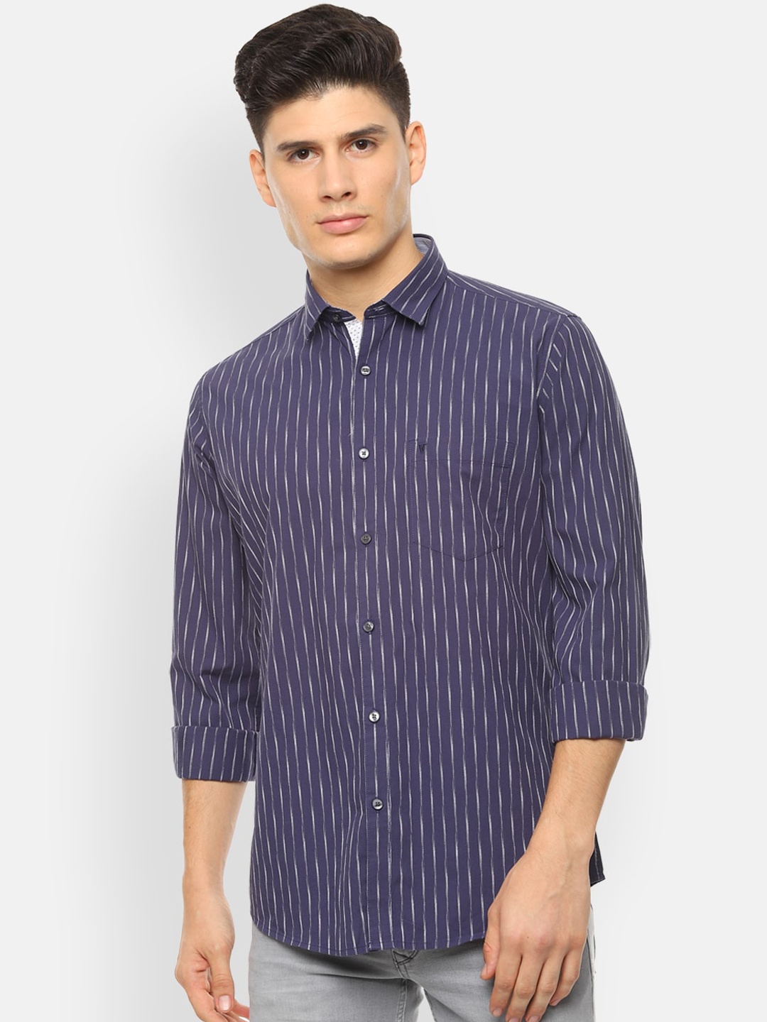 

Van Heusen Sport Men Navy Blue & Off-White Slim Fit Striped Casual Shirt