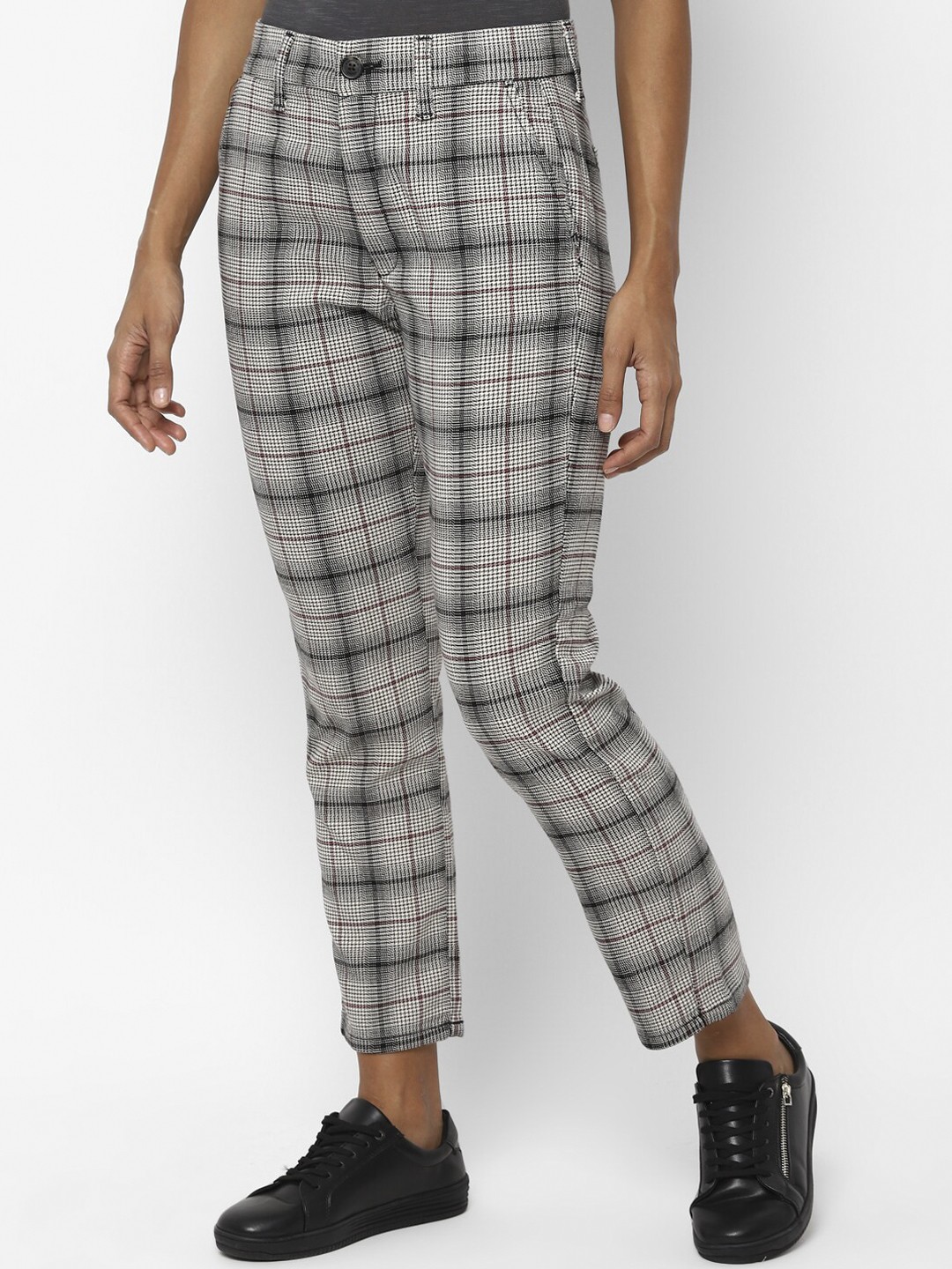 

AMERICAN EAGLE OUTFITTERS Women Cream-Coloured & Black Skinny Fit Checked Regular Trousers