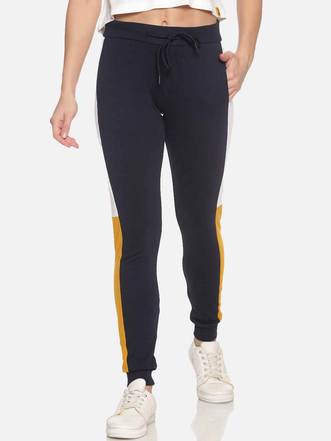 

Campus Sutra Women Grey Solid Sports Dry-Fit Tights with Side Stripe