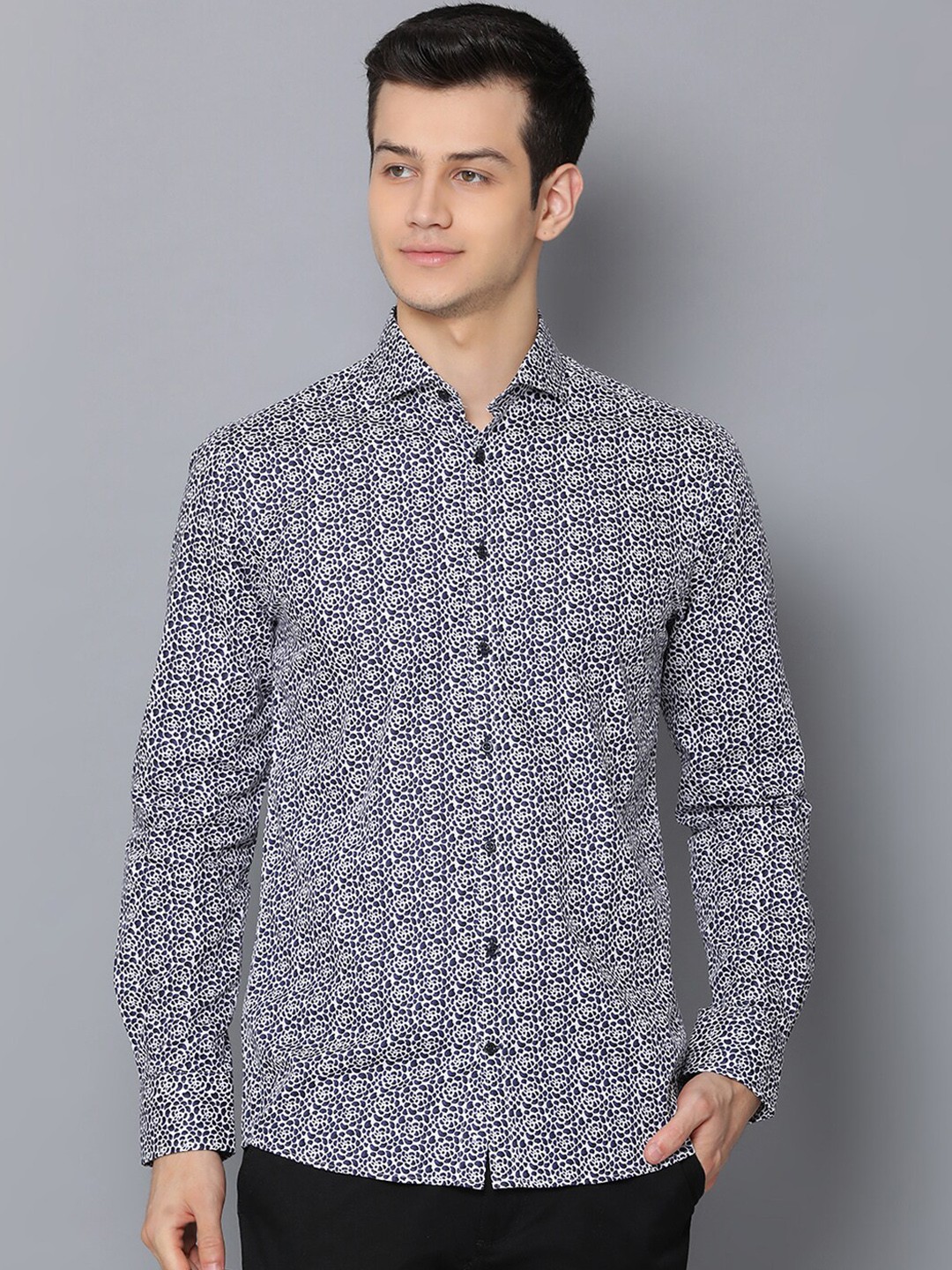 

Bruun & Stengade Men Navy Blue & White Regular Fit Printed Casual Shirt