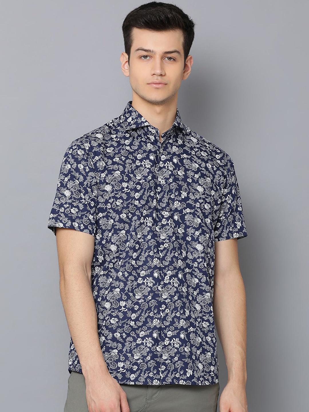 

Bruun & Stengade Men Navy Blue & White Slim Fit Floral Printed Casual Shirt