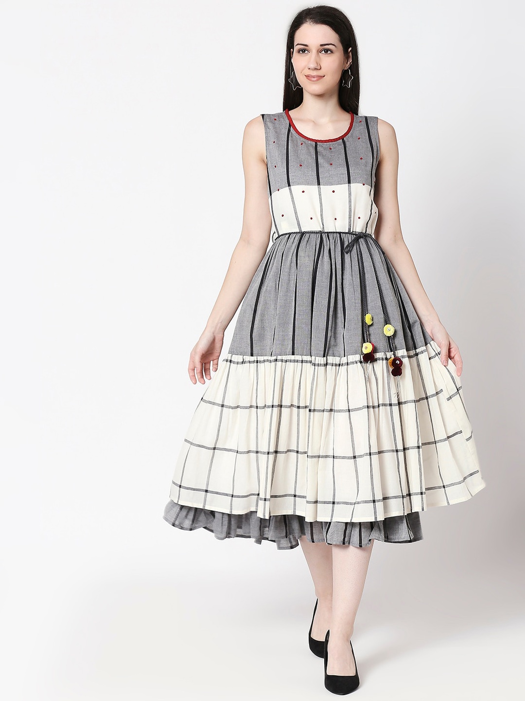 

TERQUOIS Women Grey & Off-White Colourblocked Fit and Flare Dress