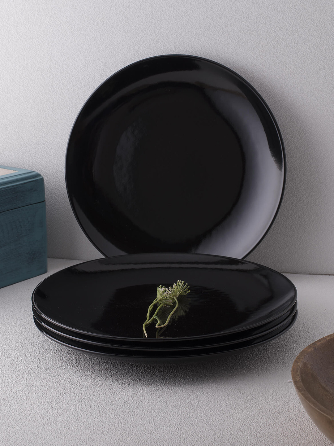 

Ariane Black 4 Pieces Fine Porcelain Glossy Black Urmi Full Plates