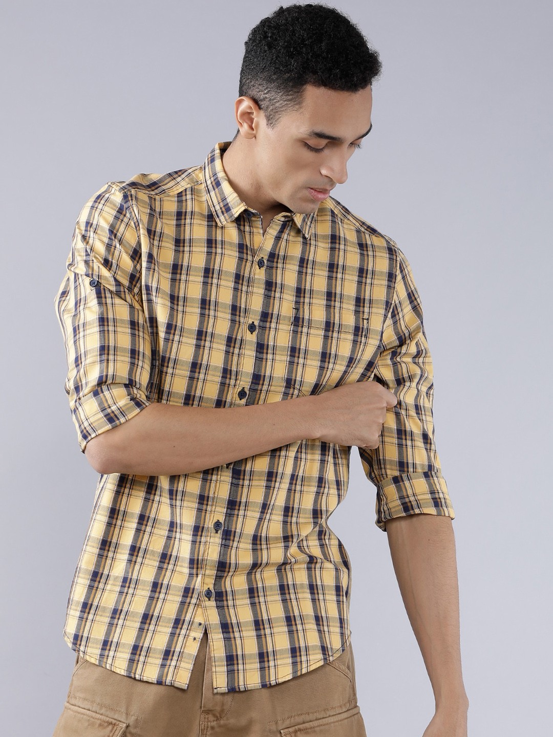 

LOCOMOTIVE Men Beige & Navy Blue Slim Fit Checked Casual Shirt