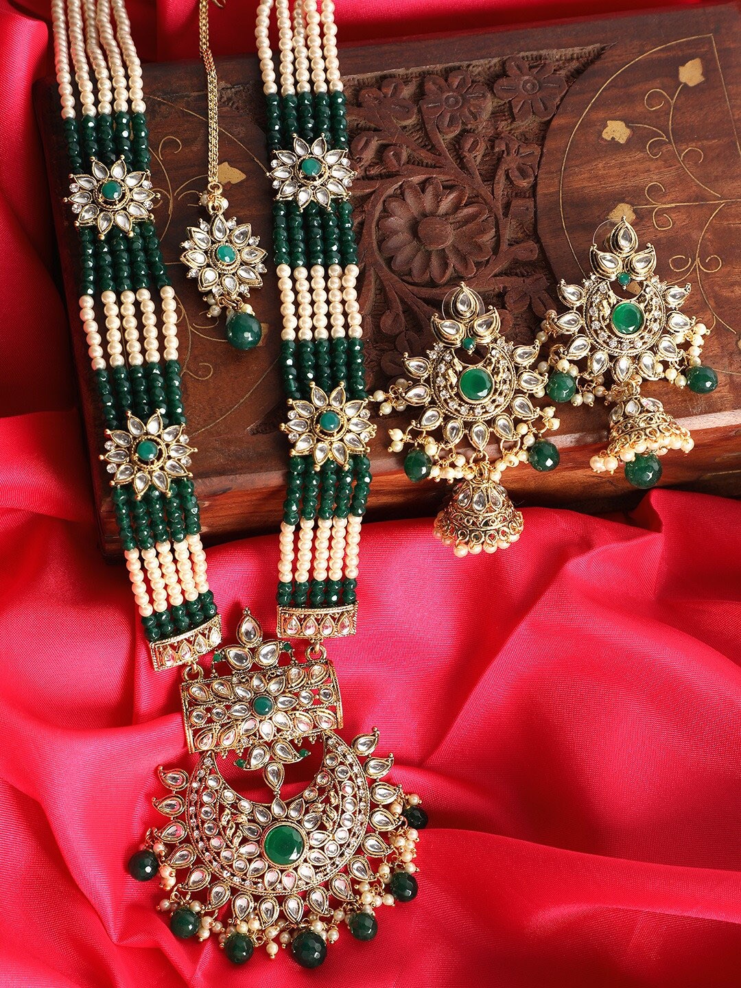 

ANIKAS CREATION Gold-Plated Green & White Kundan-Studded Beaded Pearl Vilandi Jewellery Set
