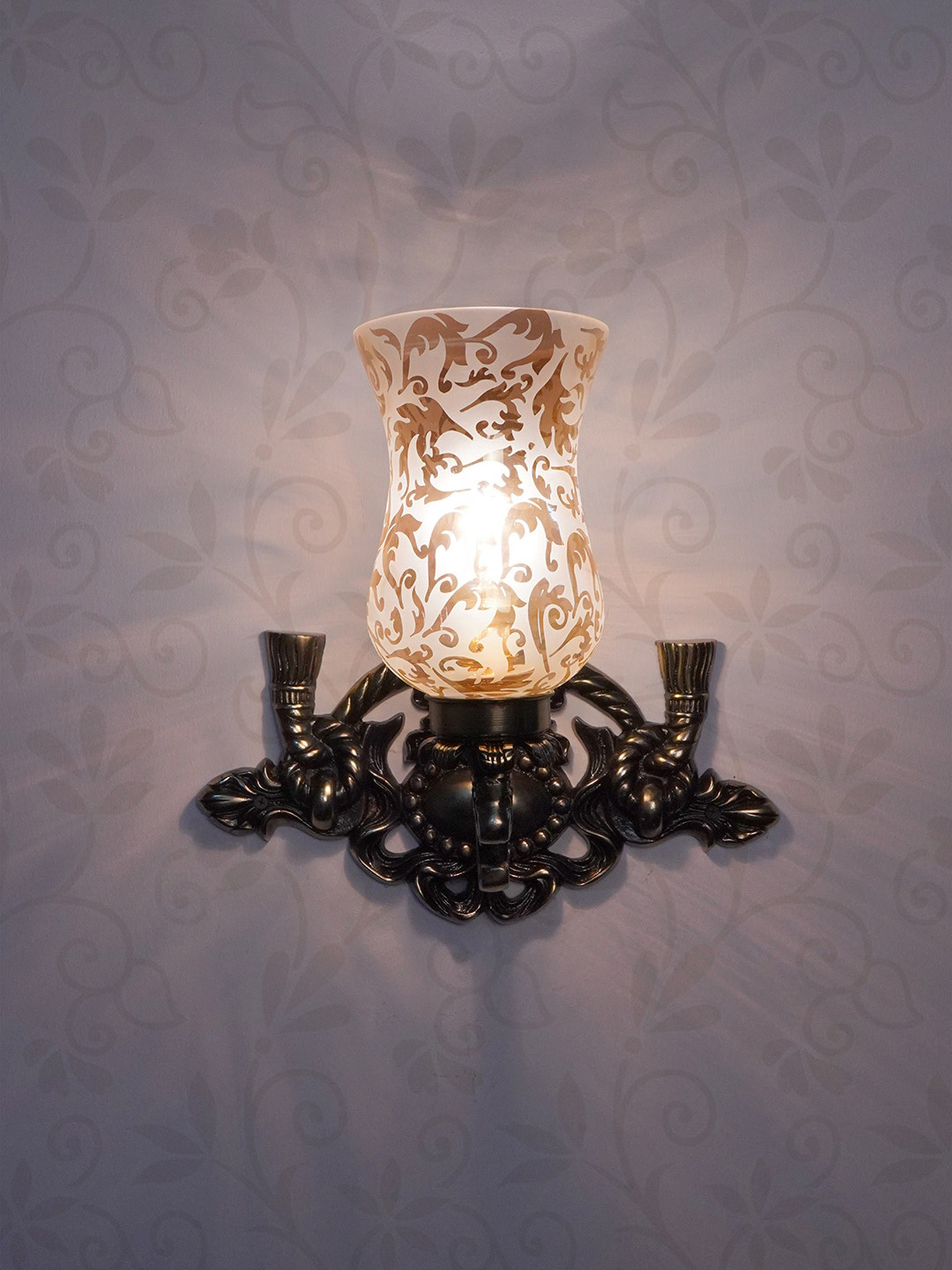 

Fos Lighting Off-White & Gold-Toned Vintage Tassel Luster Etched Glass Sconce Wallchiere