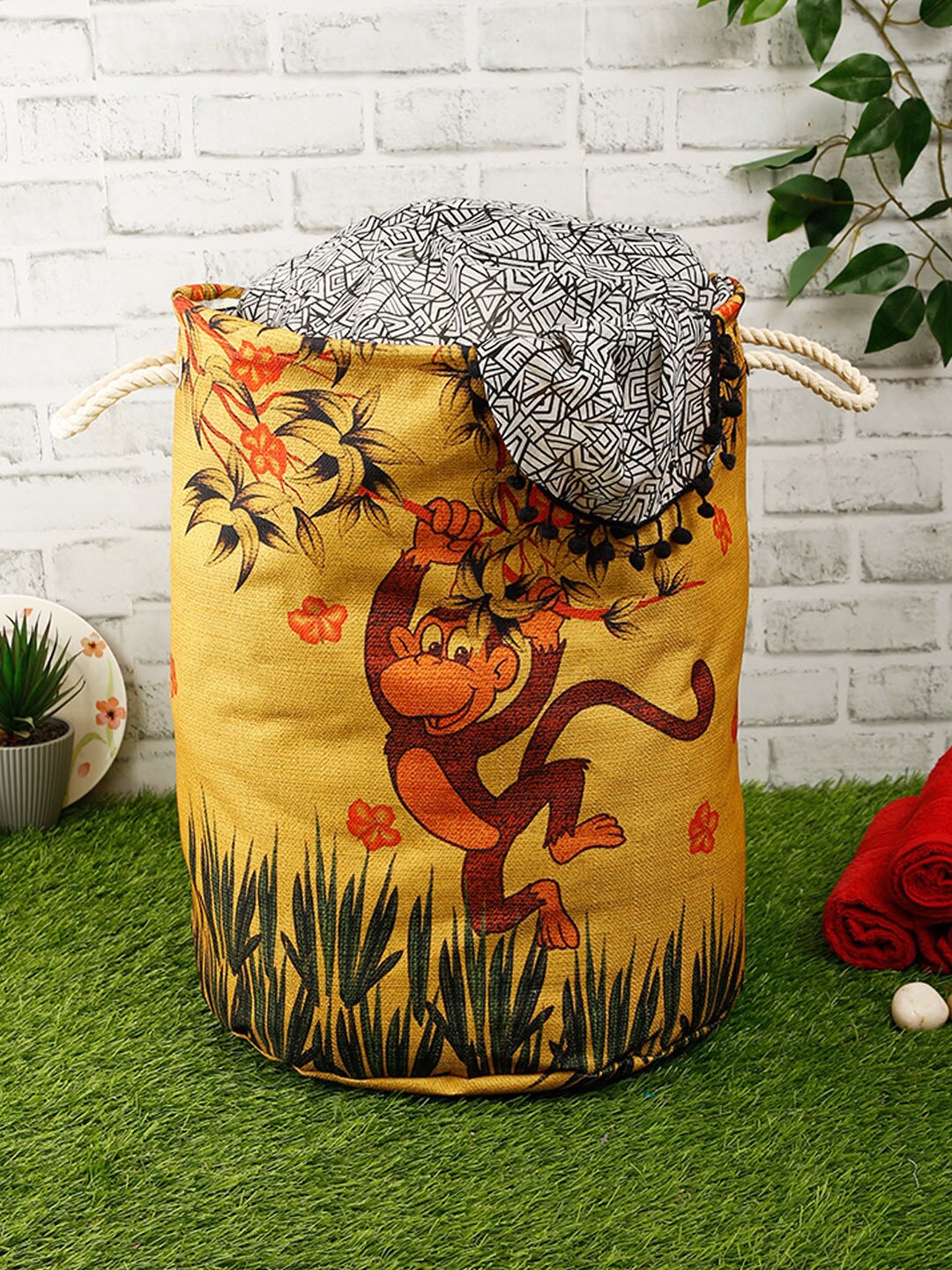 

ROMEE Yellow & Orange Printed Laundry Bag