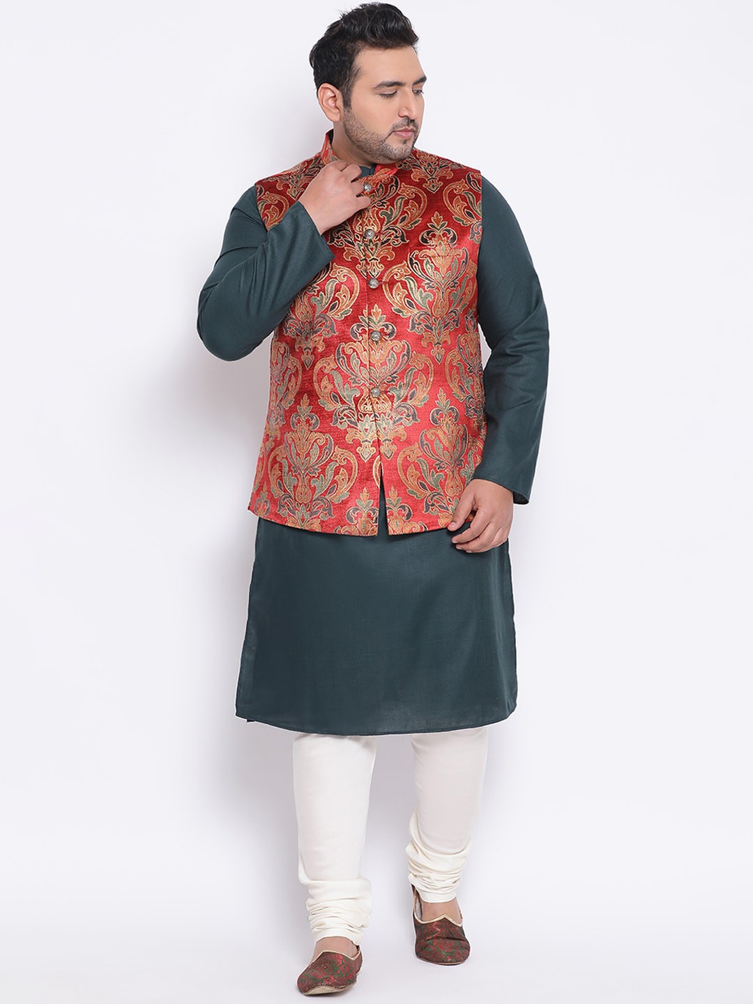 

KISAH PLUS Men Green Solid Kurta with Churidar & Jacket