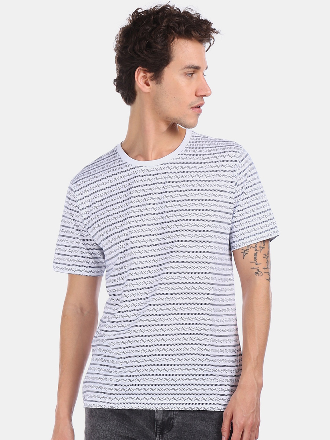 

Cherokee Men White Striped V-Neck T-shirt