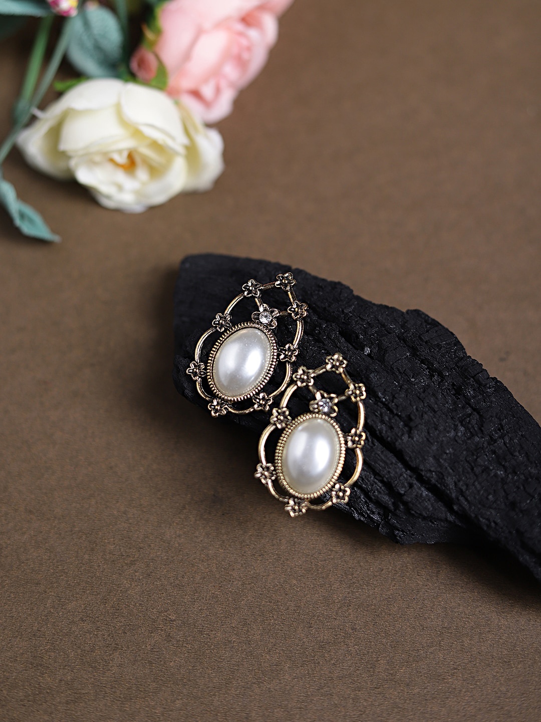 

Mali Fionna Gold-Toned Oval Studs