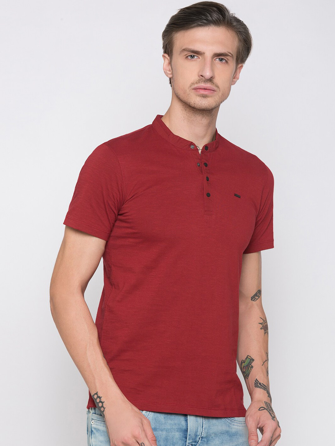 

Globus Men Maroon Solid Mandarin Collar T-shirt