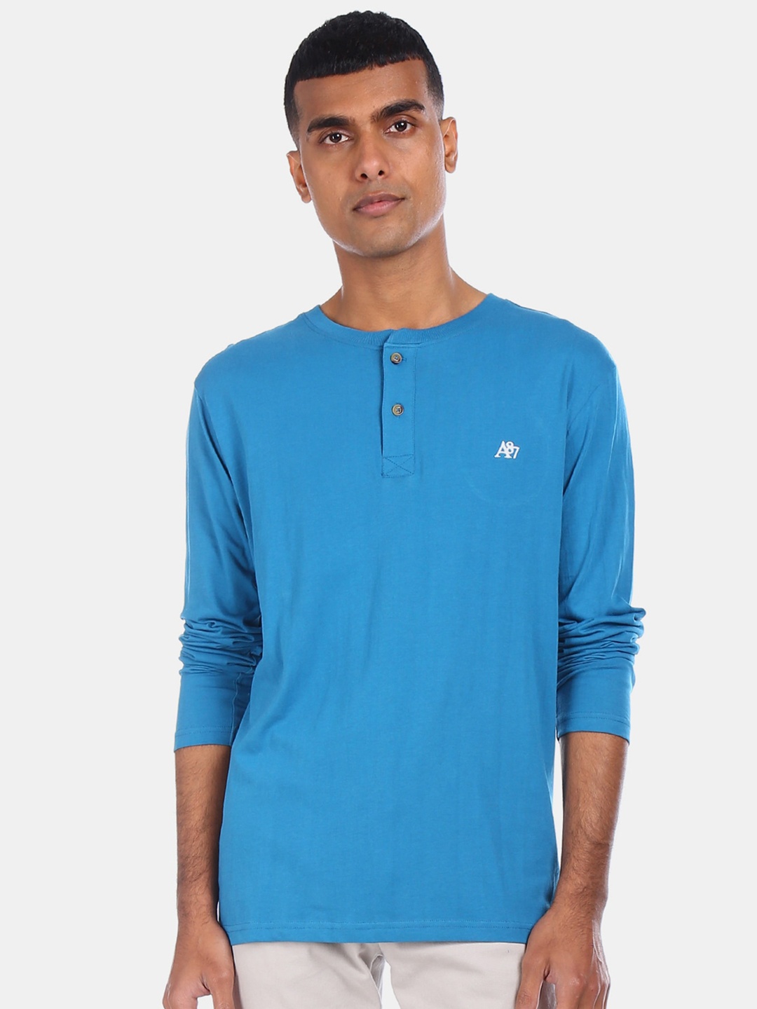 

Aeropostale Men Blue Solid Henley Neck T-shirt